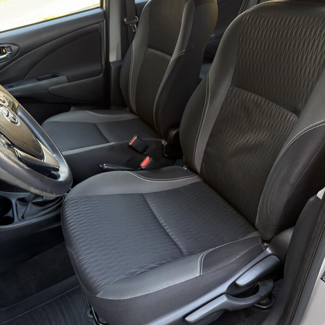 TOYOTA Etios Hatch - Foto