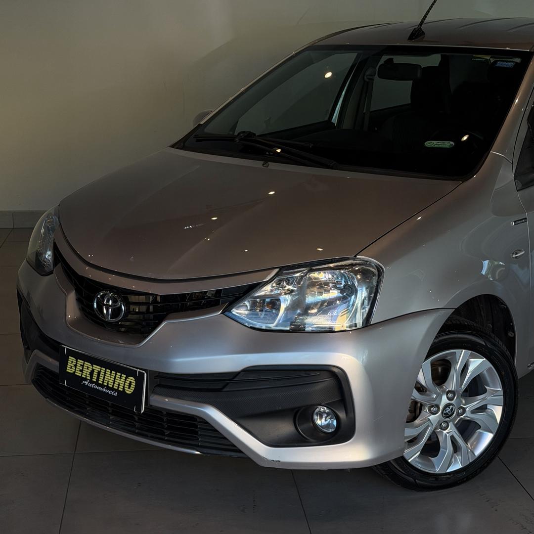 TOYOTA Etios Hatch - Foto