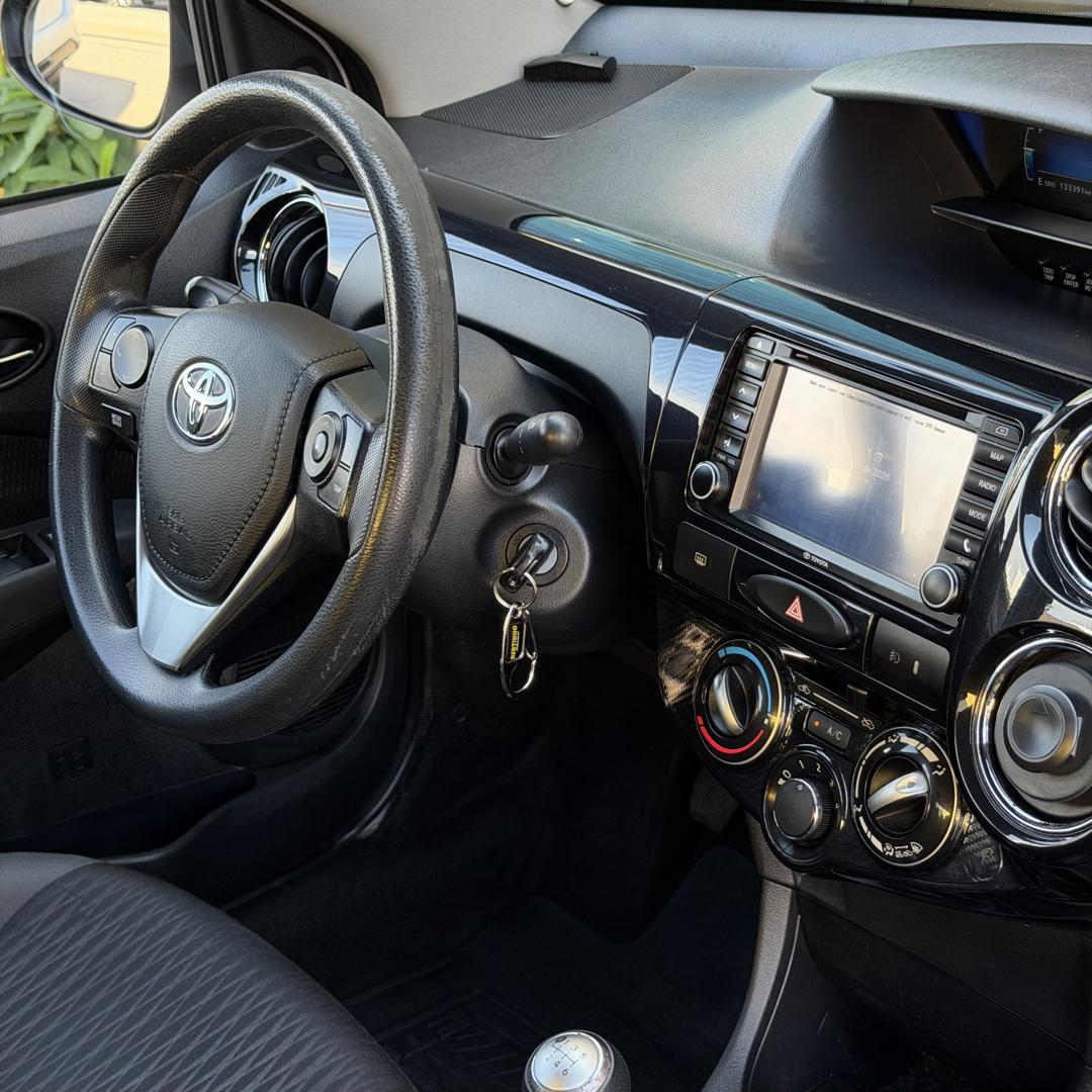 TOYOTA Etios Hatch - Foto