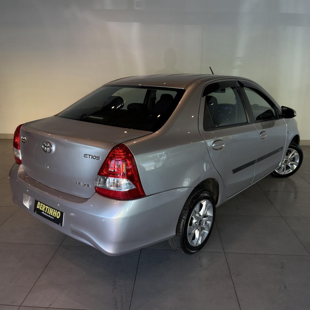 TOYOTA Etios Hatch - Foto