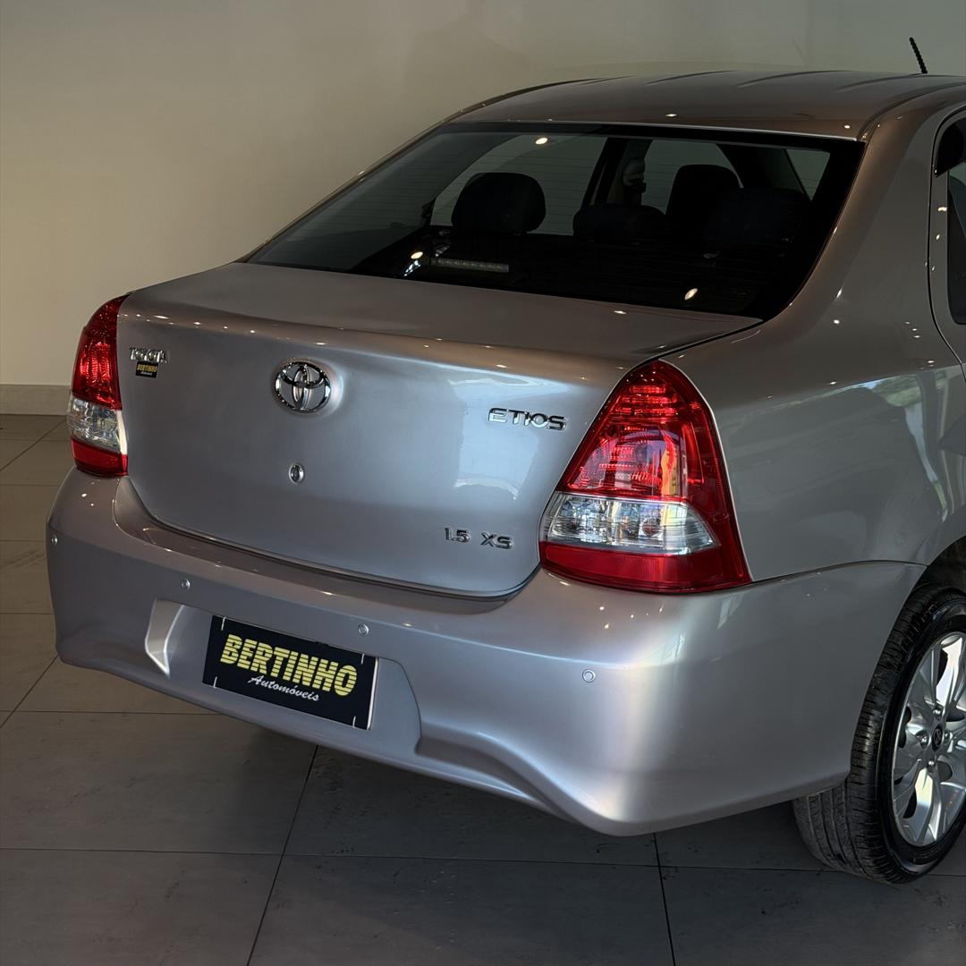 TOYOTA Etios Hatch - Foto