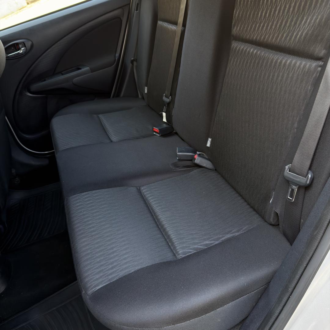 TOYOTA Etios Hatch - Foto