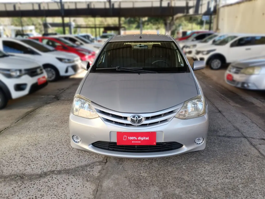 TOYOTA Etios Hatch - Foto
