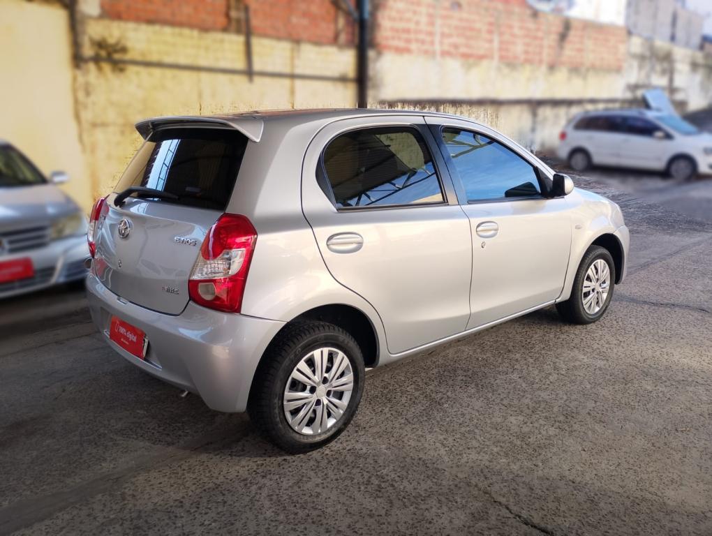 TOYOTA Etios Hatch - Foto