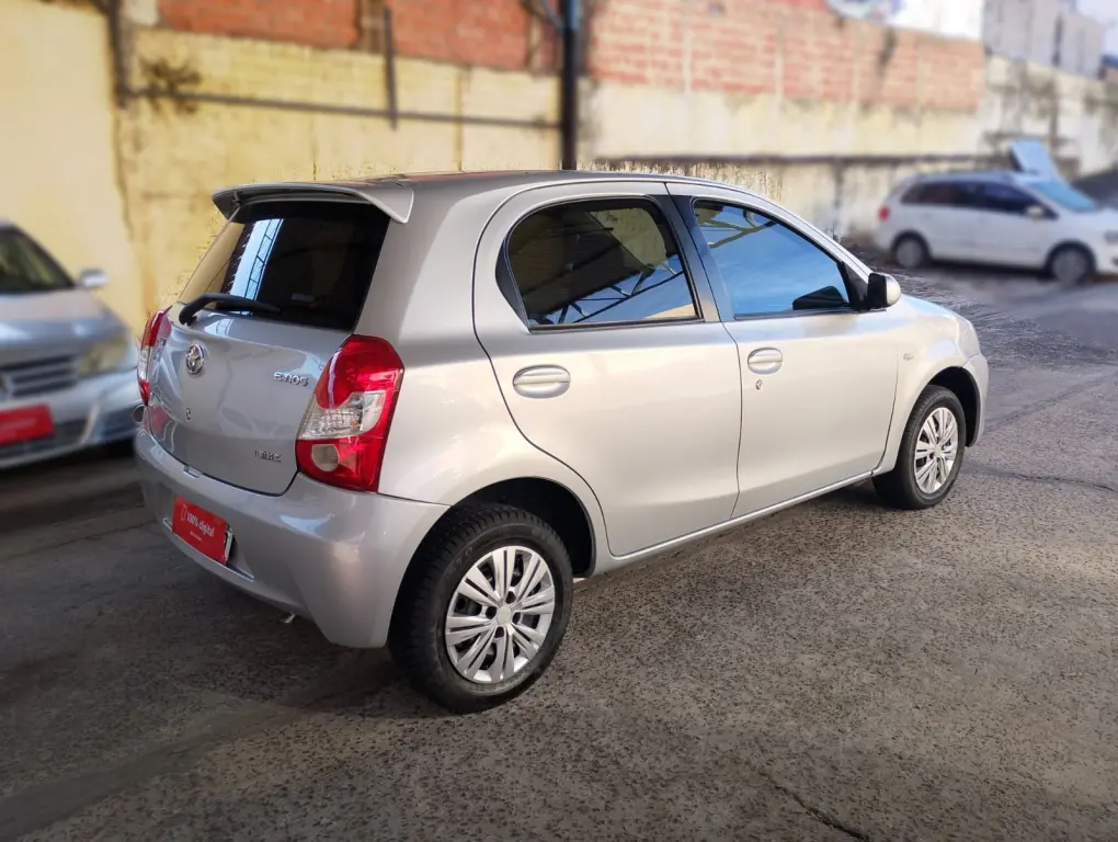 TOYOTA Etios Hatch - Foto