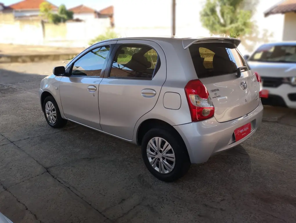 TOYOTA Etios Hatch - Foto
