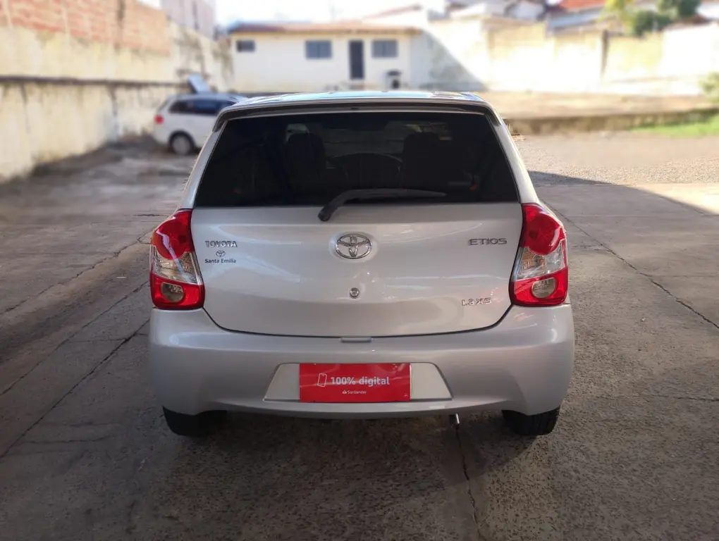 TOYOTA Etios Hatch - Foto