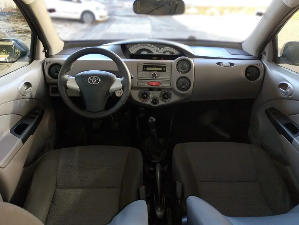 TOYOTA Etios Hatch - Foto