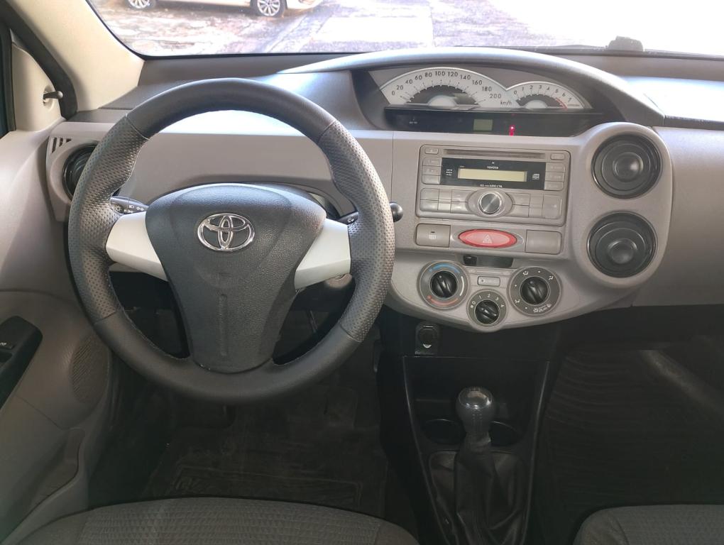 TOYOTA Etios Hatch - Foto