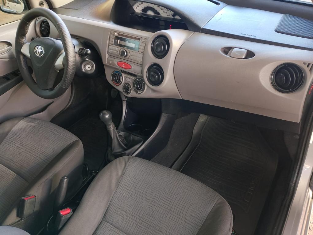 TOYOTA Etios Hatch - Foto