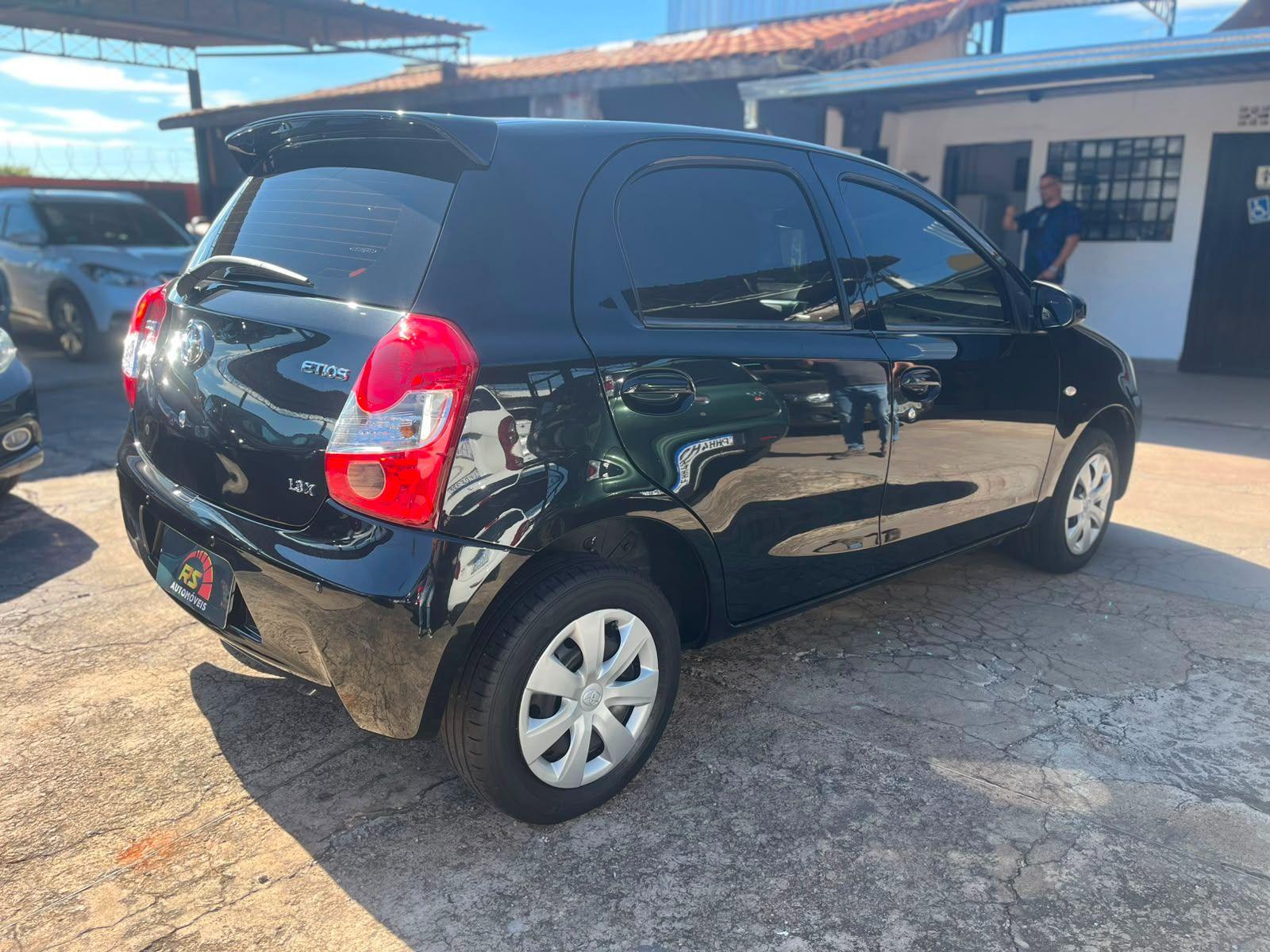 TOYOTA Etios Hatch - Foto