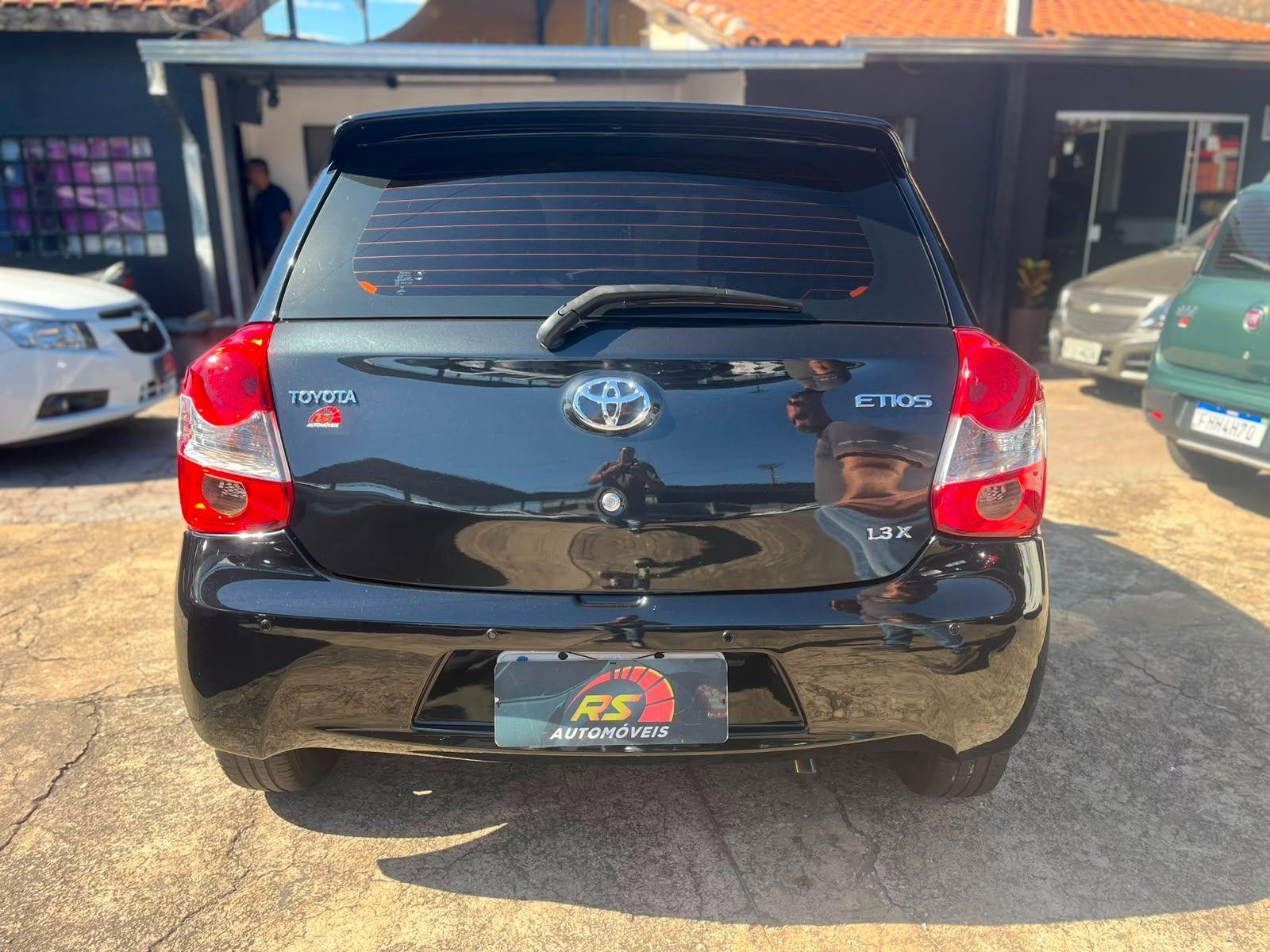 TOYOTA Etios Hatch - Foto