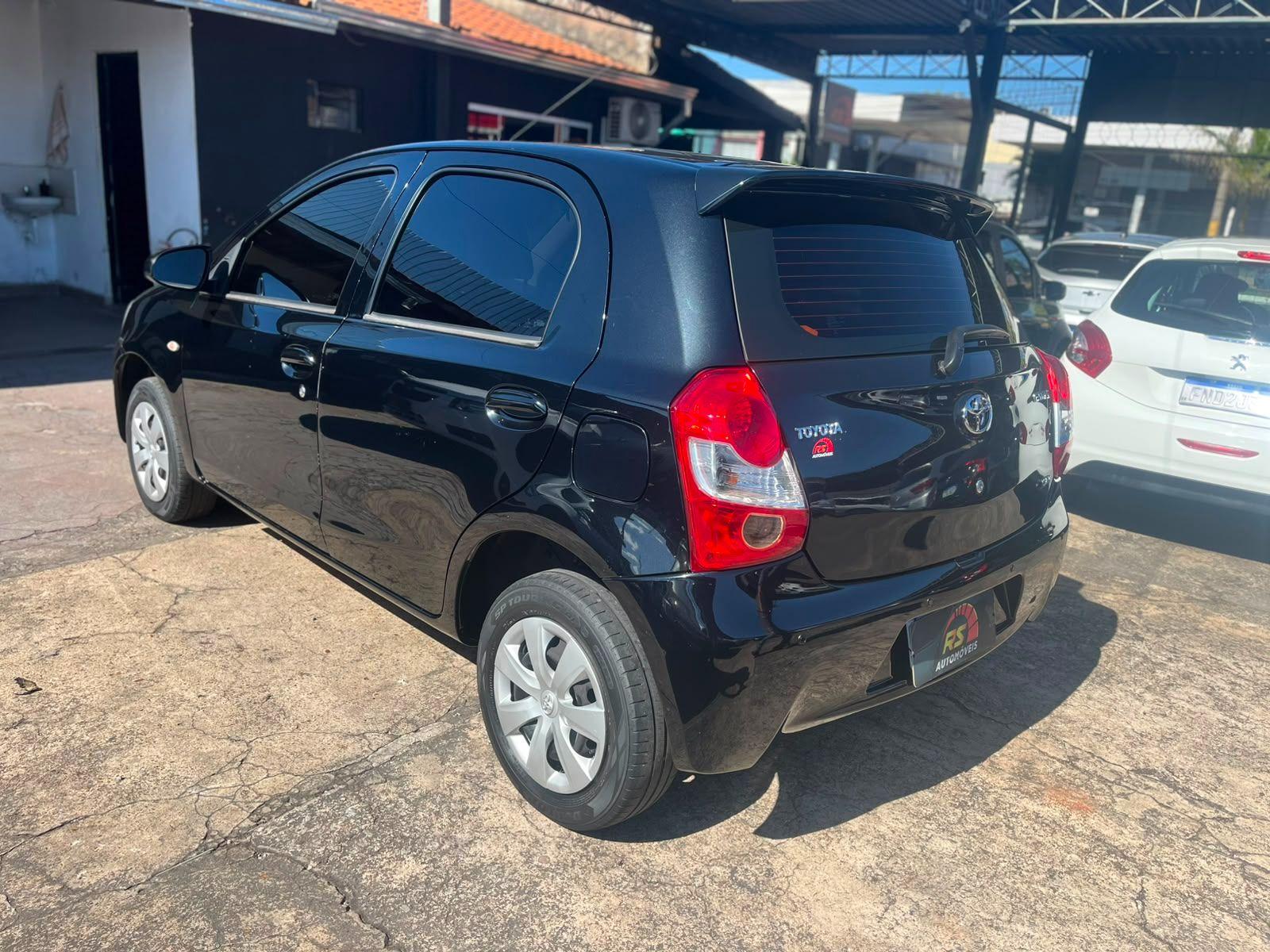TOYOTA Etios Hatch - Foto