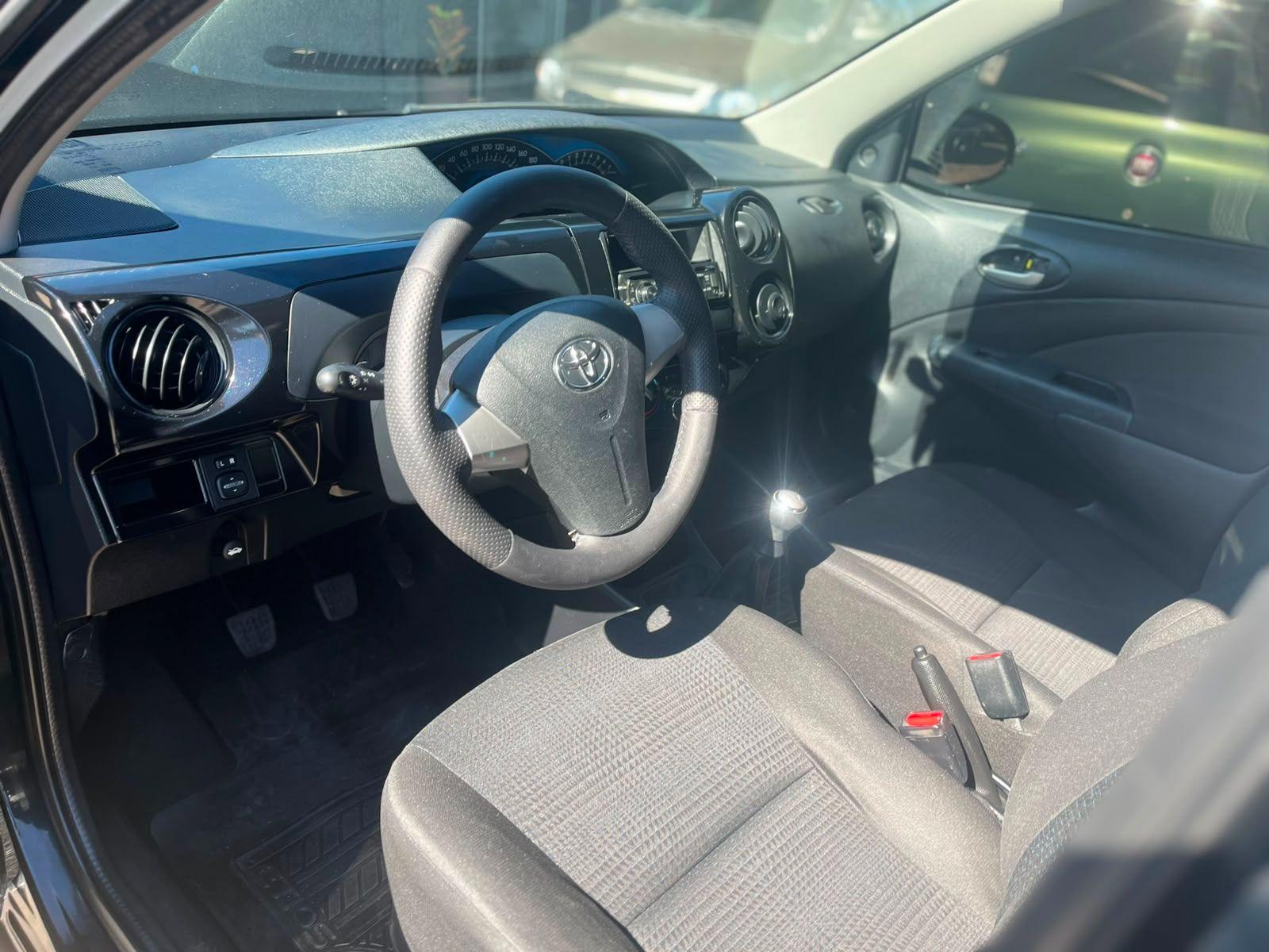 TOYOTA Etios Hatch - Foto