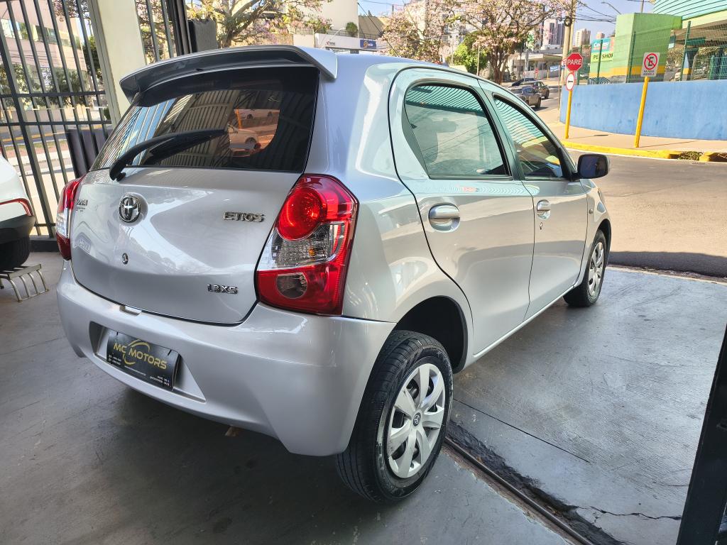TOYOTA Etios Hatch - Foto