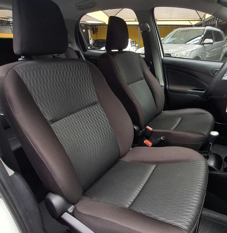 TOYOTA Etios Hatch - Foto