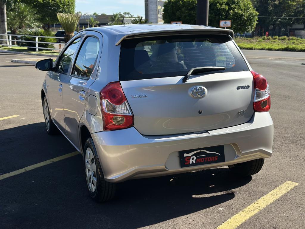 TOYOTA Etios Hatch - Foto