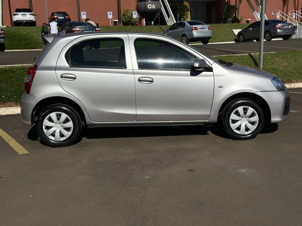 TOYOTA Etios Hatch - Foto