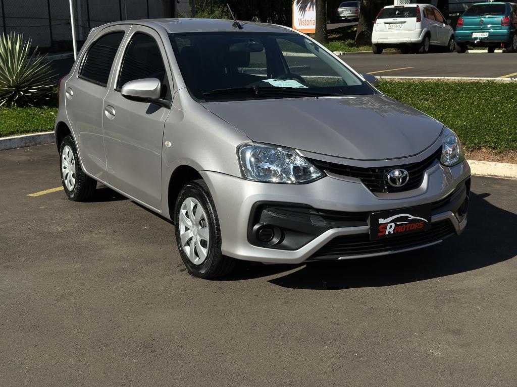 TOYOTA Etios Hatch - Foto