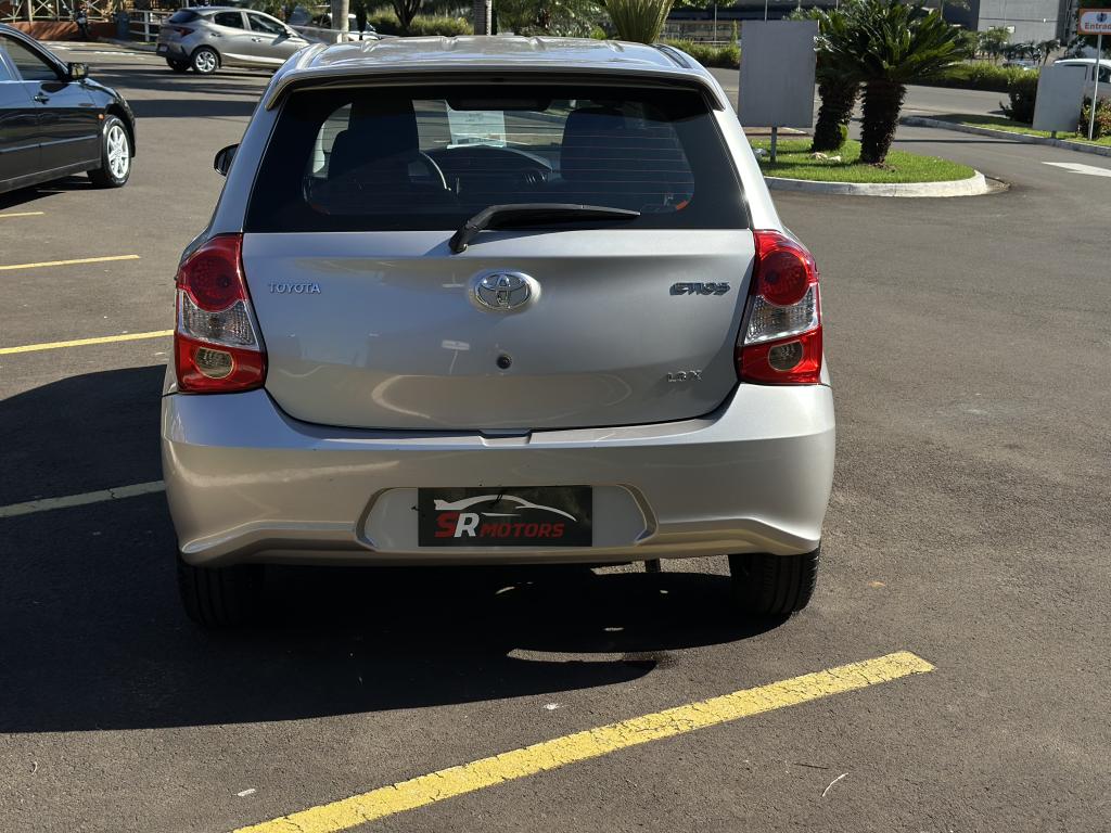 TOYOTA Etios Hatch - Foto