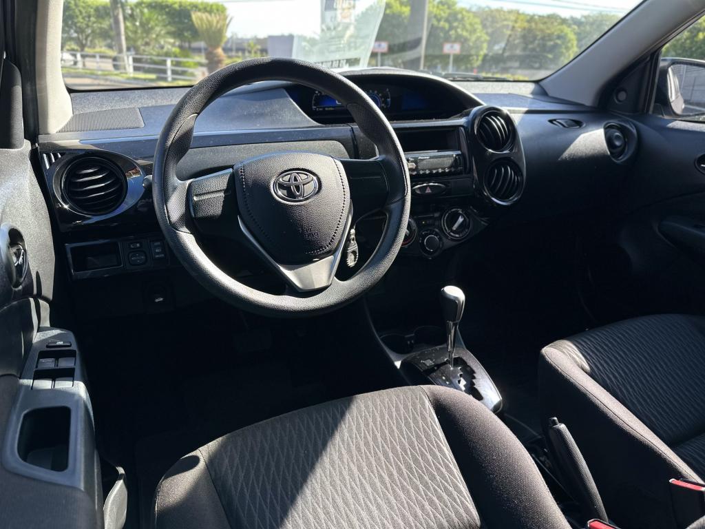 TOYOTA Etios Hatch - Foto