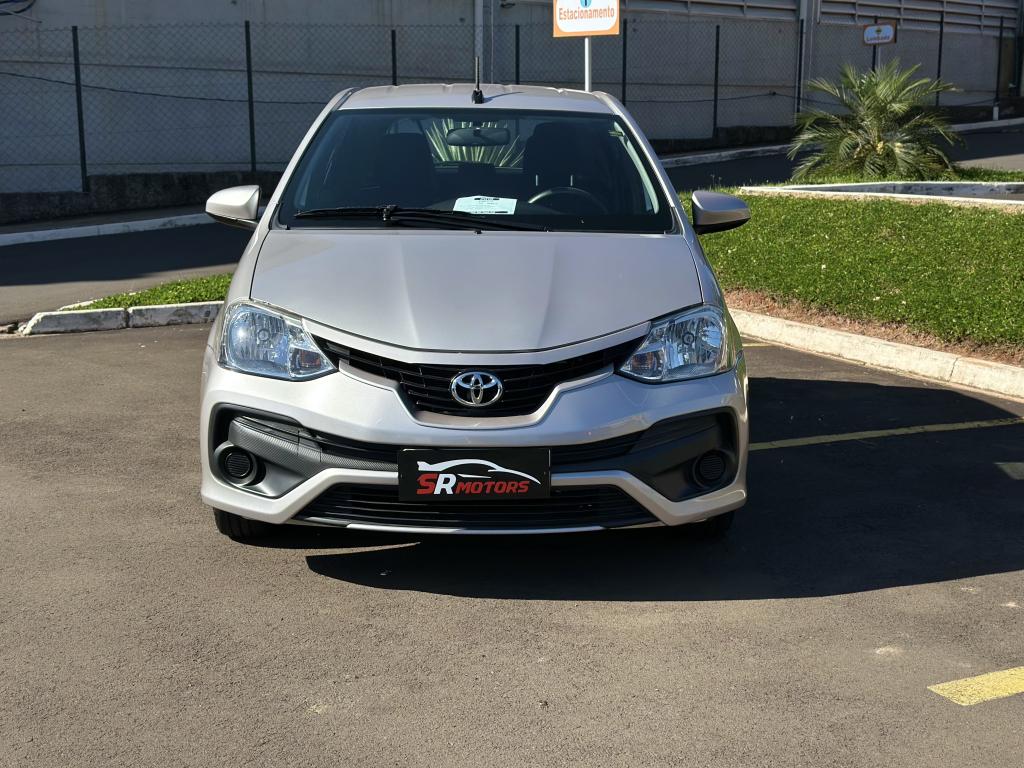 TOYOTA Etios Hatch - Foto