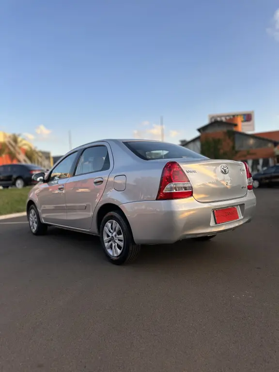TOYOTA Etios Sedan - Foto