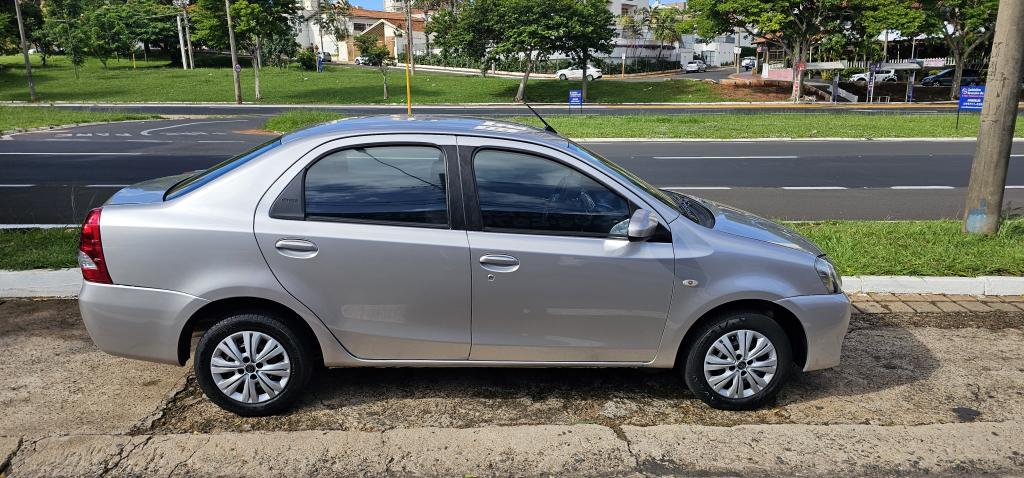 TOYOTA Etios Sedan - Foto