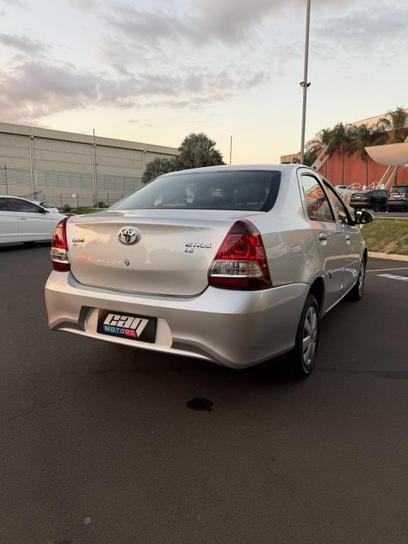 TOYOTA Etios Sedan - Foto