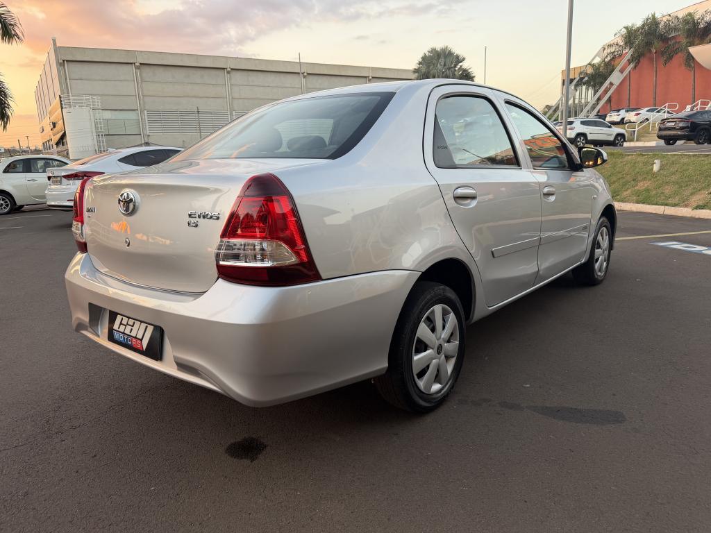 TOYOTA Etios Sedan - Foto