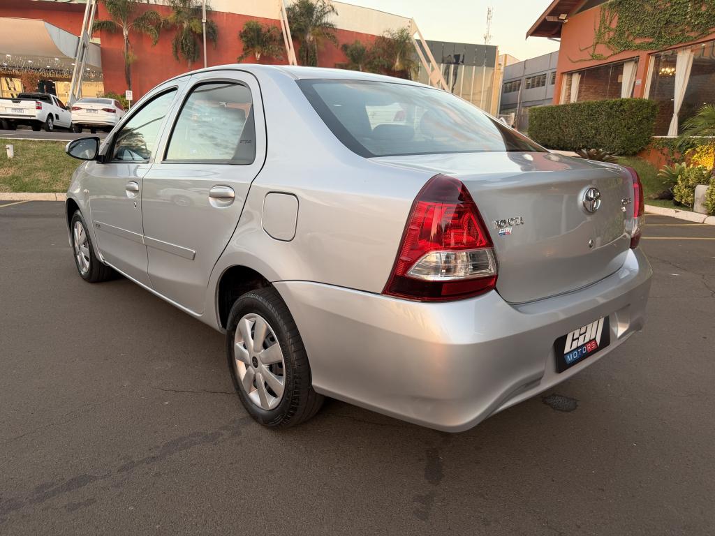 TOYOTA Etios Sedan - Foto