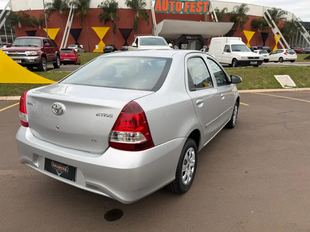 TOYOTA Etios Sedan - Foto