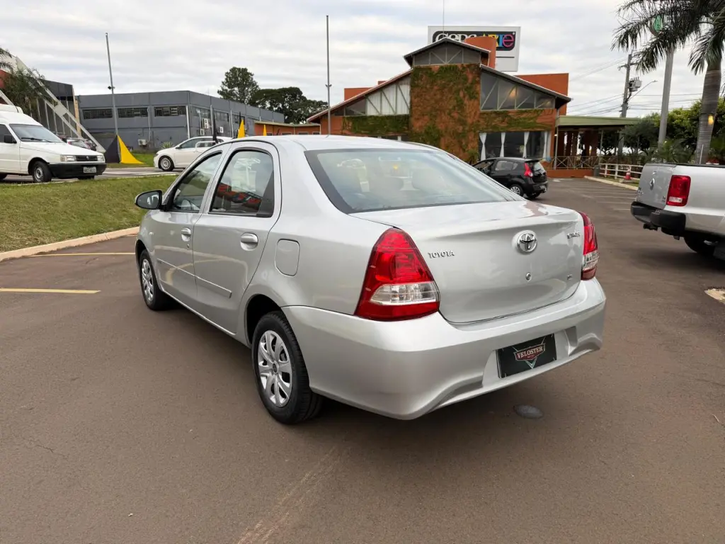 TOYOTA Etios Sedan - Foto