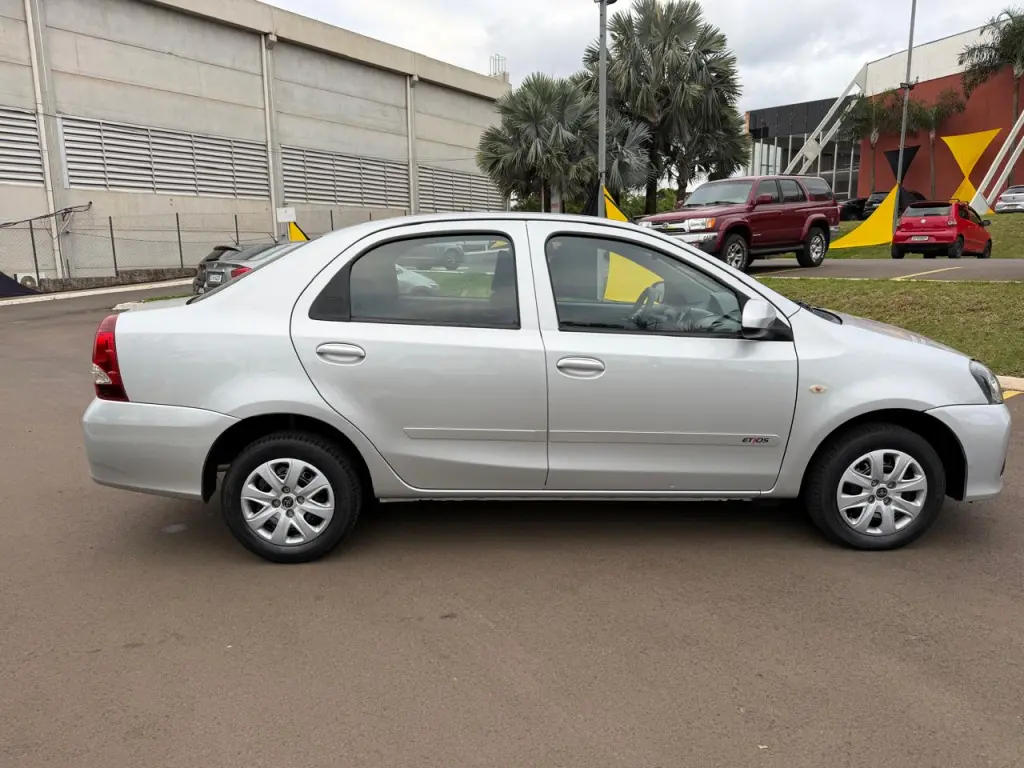 TOYOTA Etios Sedan - Foto