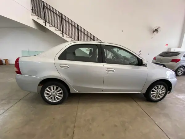 TOYOTA Etios Sedan - Foto