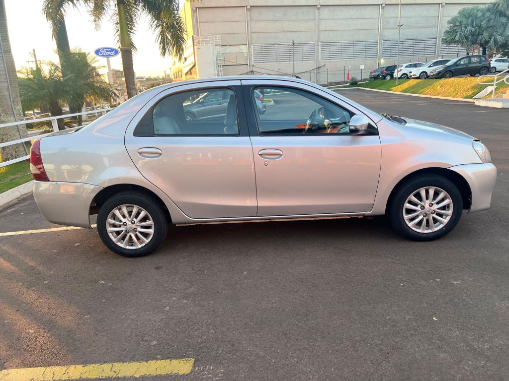 TOYOTA Etios Sedan - Foto
