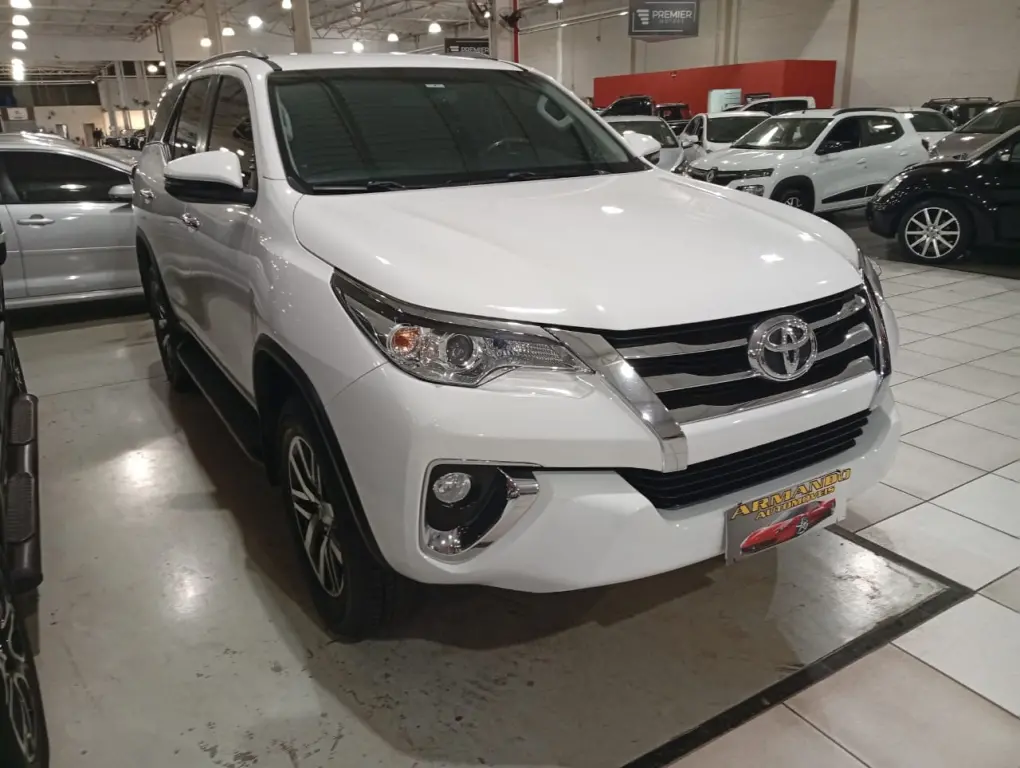 TOYOTA Hilux SW4 - Foto