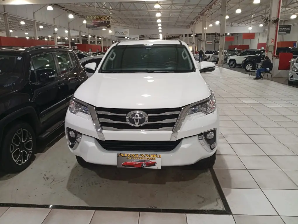 TOYOTA Hilux SW4 - Foto