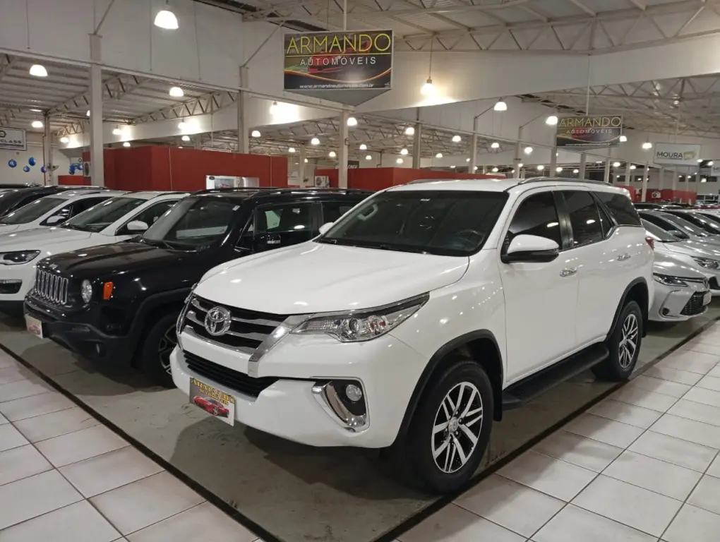 TOYOTA Hilux SW4 - Foto