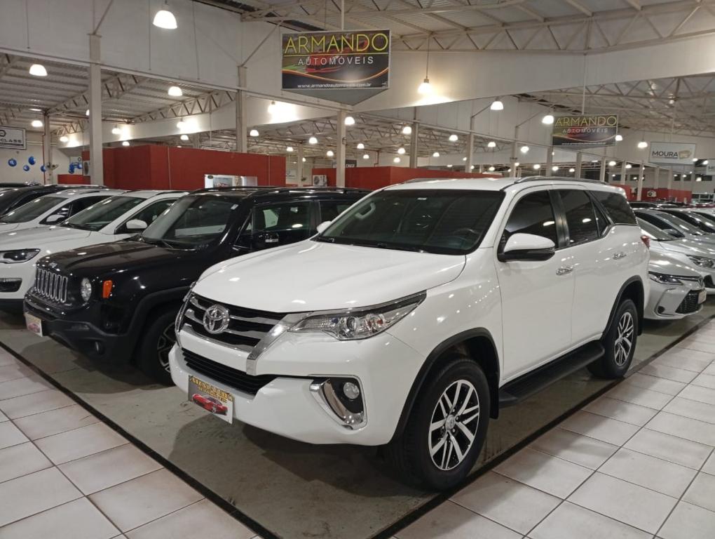 TOYOTA Hilux SW4 - Foto