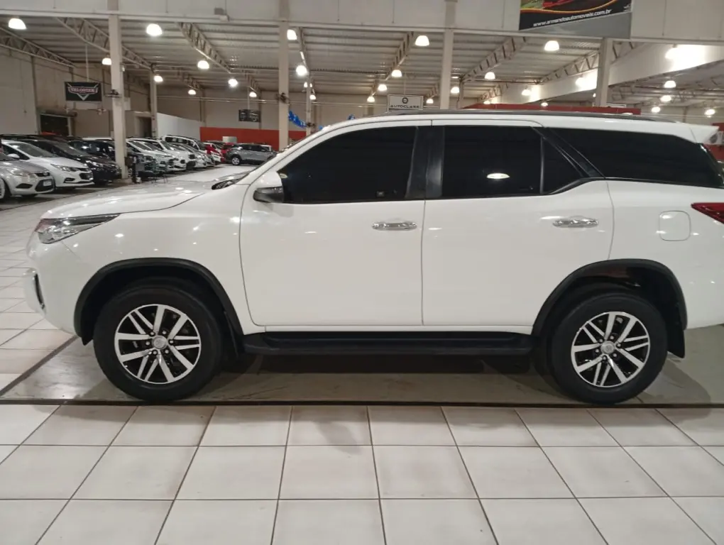 TOYOTA Hilux SW4 - Foto