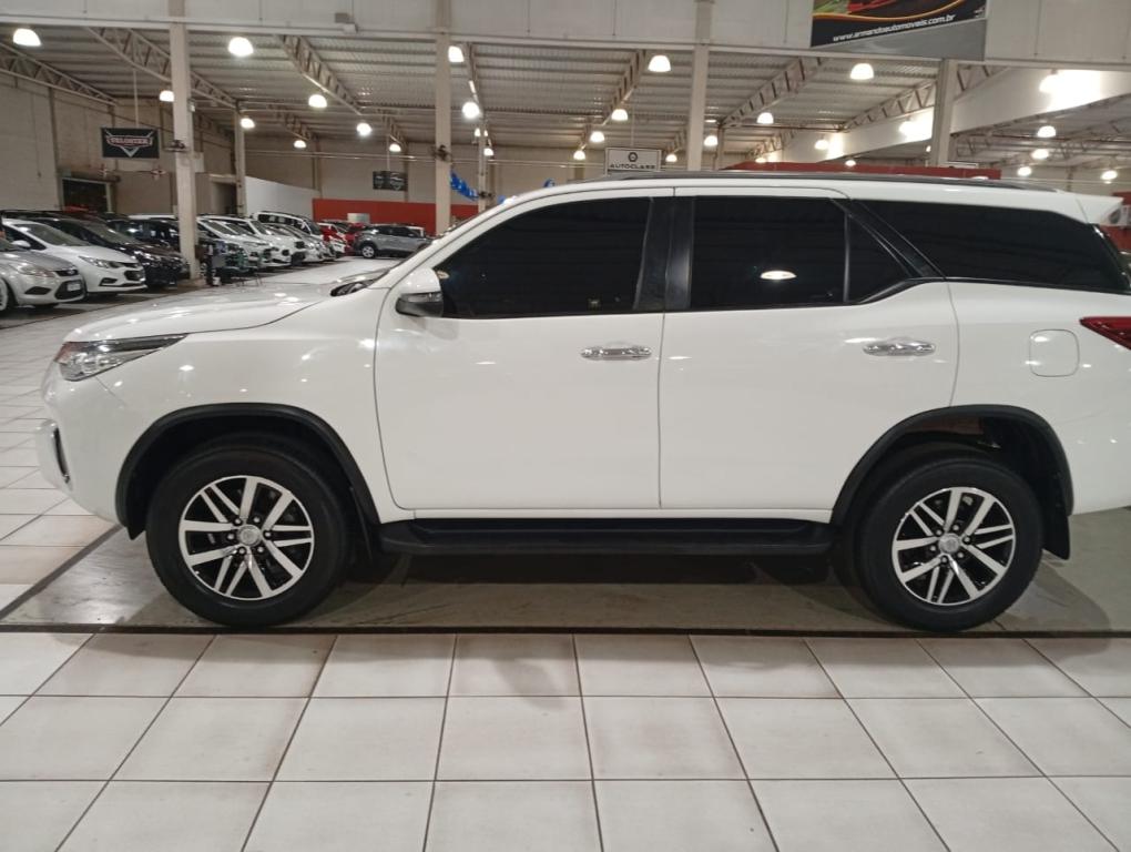 TOYOTA Hilux SW4 - Foto