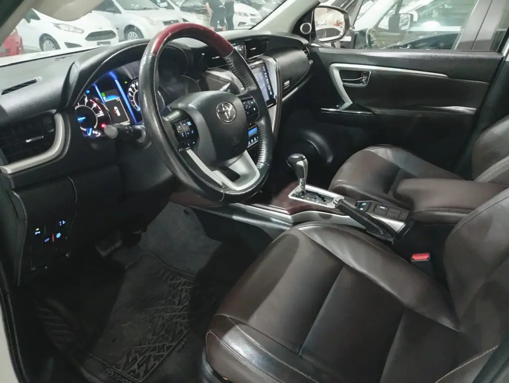 TOYOTA Hilux SW4 - Foto