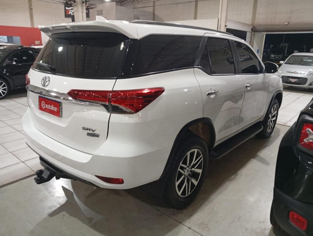 TOYOTA Hilux SW4 - Foto