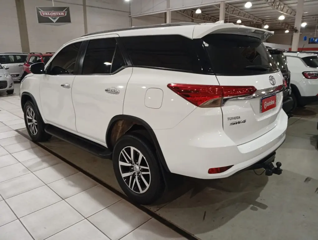 TOYOTA Hilux SW4 - Foto