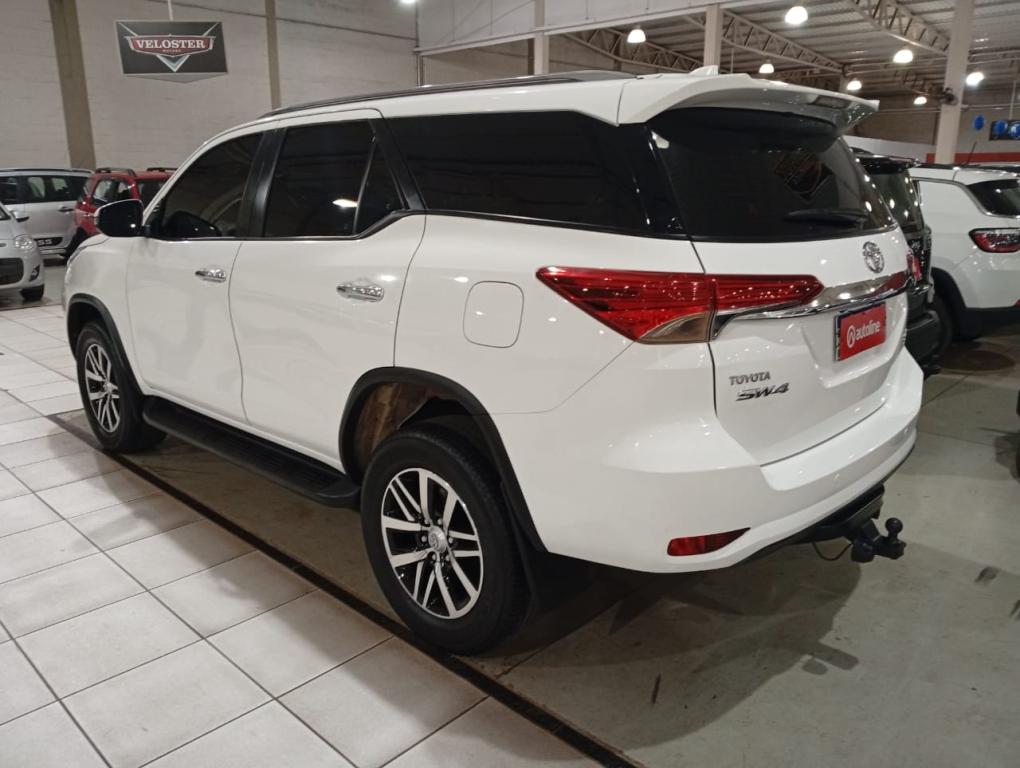 TOYOTA Hilux SW4 - Foto