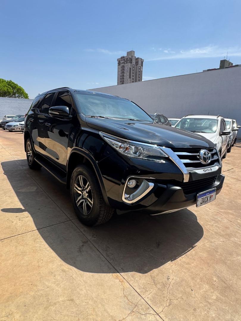 TOYOTA Hilux SW4 - Foto