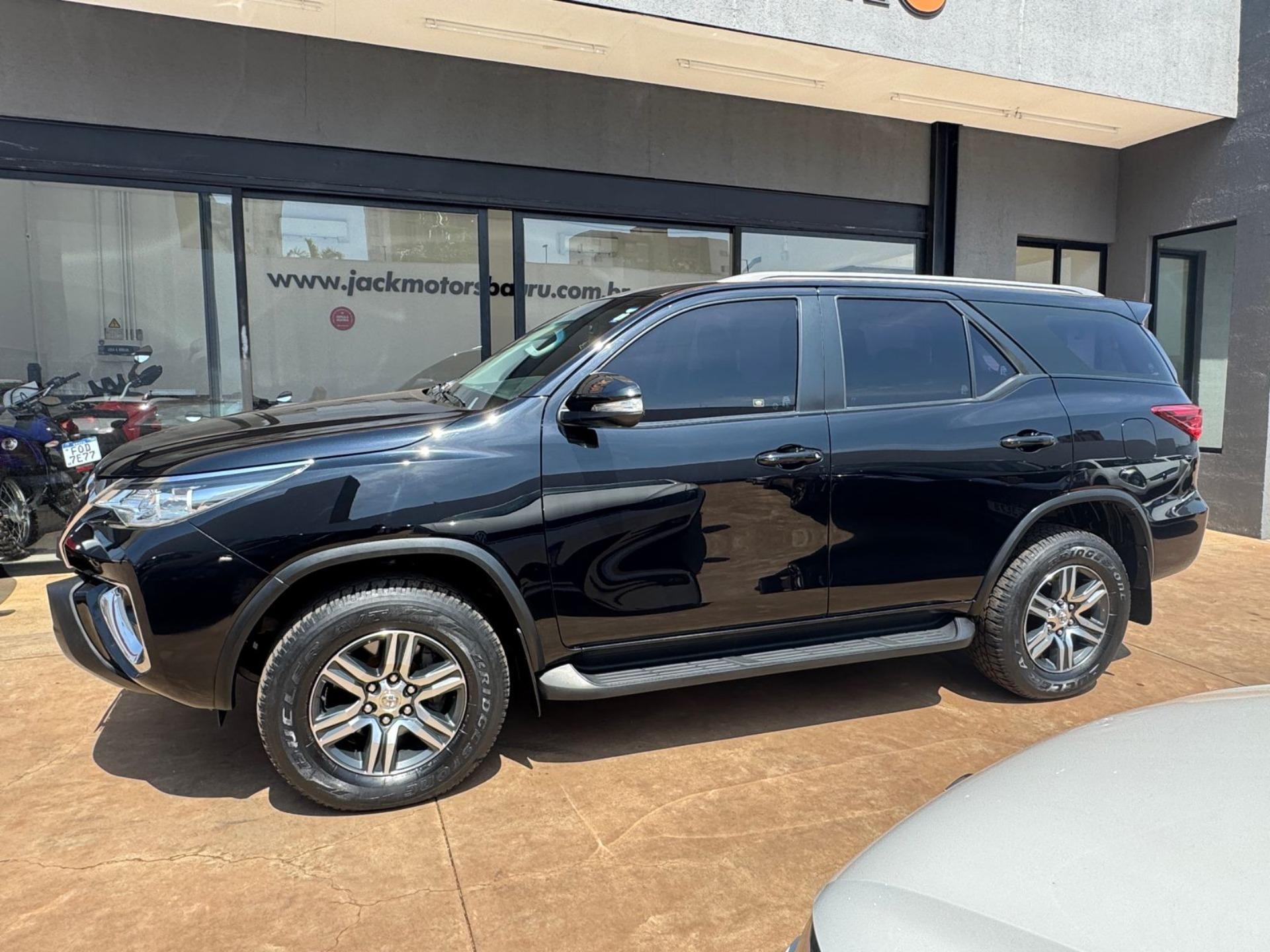 TOYOTA Hilux SW4 - Foto