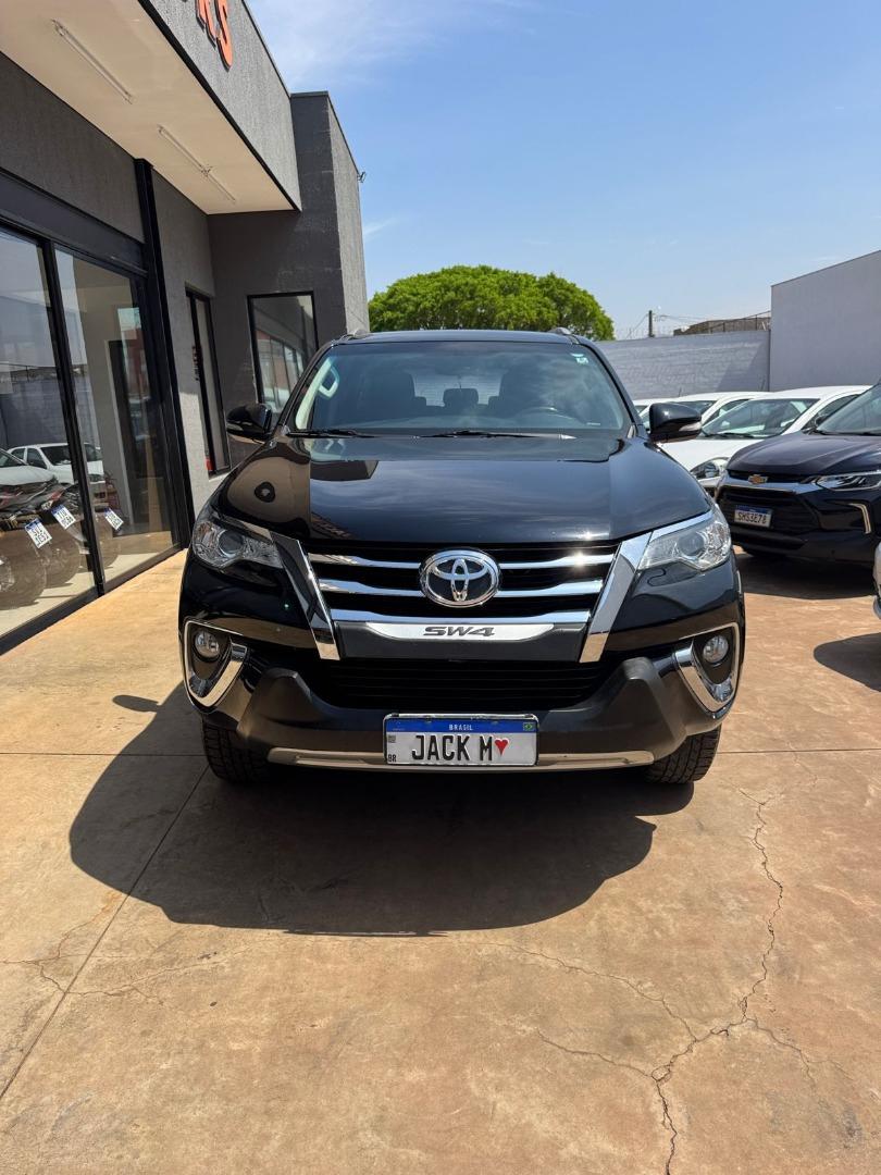 TOYOTA Hilux SW4 - Foto