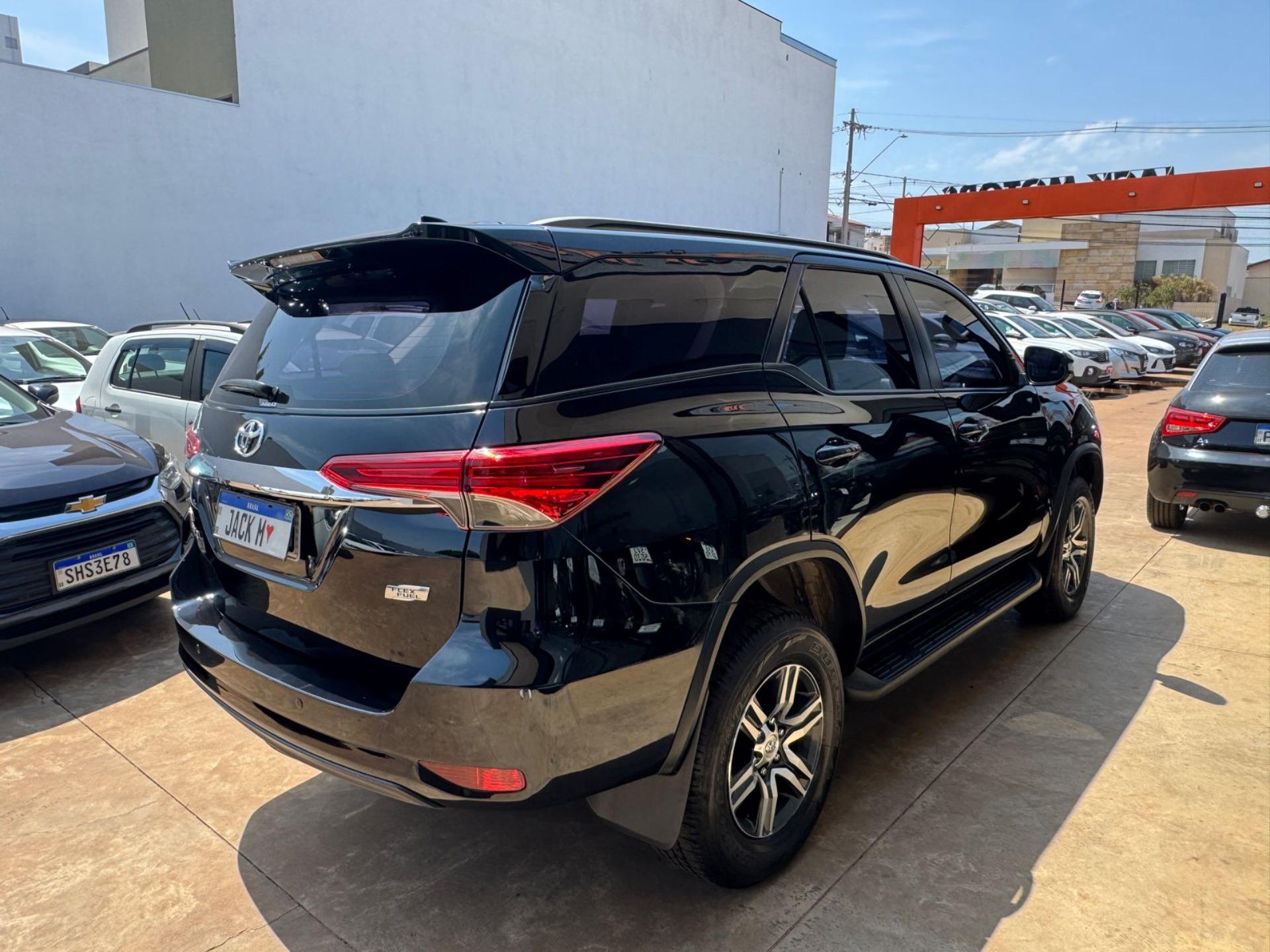 TOYOTA Hilux SW4 - Foto